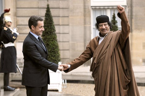 Tổng thống Pháp Nicolas Sarkozy đón chào ông Gaddafi tại cung điện Elysee khi ông Gaddafi có chuyến thăm 5 ngày đến Pháp vào tháng 9/2007. Trong chuyến thăm này, ông Gaddafi ký với Pháp hợp đồng mua vũ khí và xây dựng 1 lò phản ứng hạt nhân với tổng trị giá khoảng 14 tỷ USD.